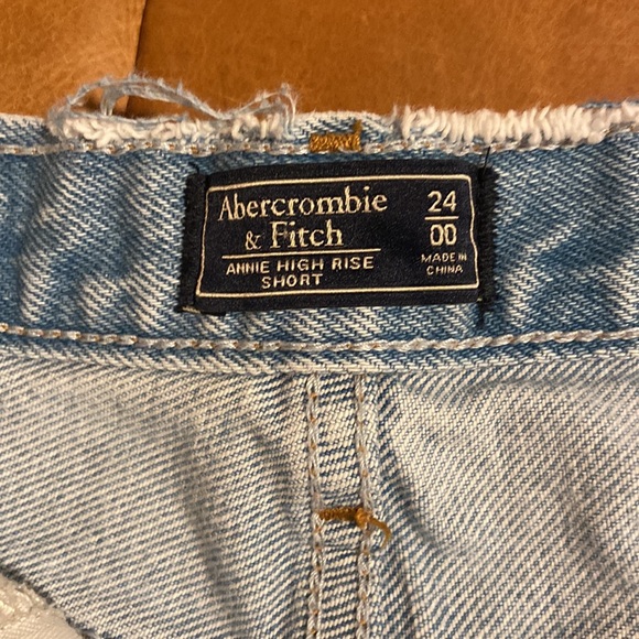 Abercrombie $ Fitch Annie high rise shorts in light wash - Picture 2 of 5